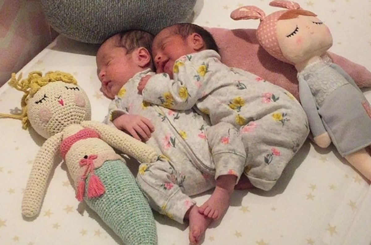 Deux petites jumelles s'treignent en dormant, la vido de ce moment fait le tour du Web
