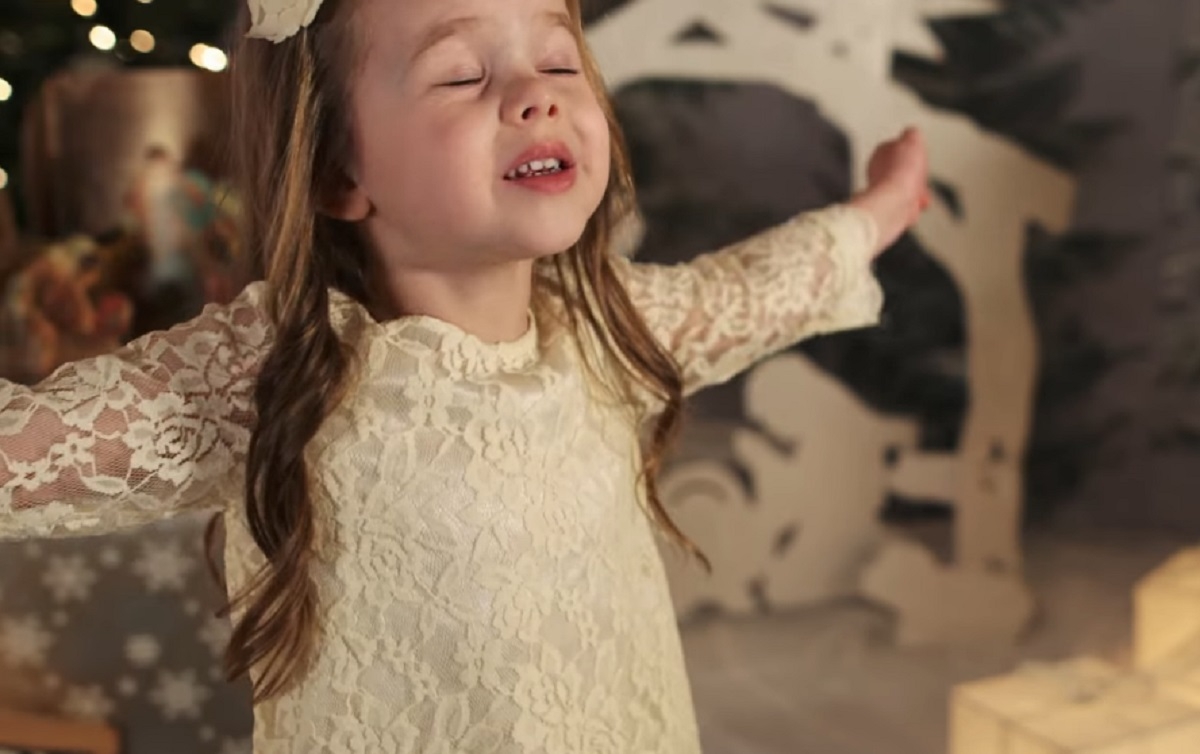 Une fillette de 4 ans chante son chant de Nol prfr nous donnant la chair de poule