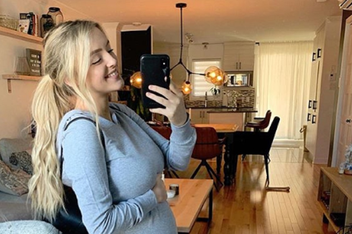 Alicia Moffet partage une nouvelle photo superbe de son baby bump