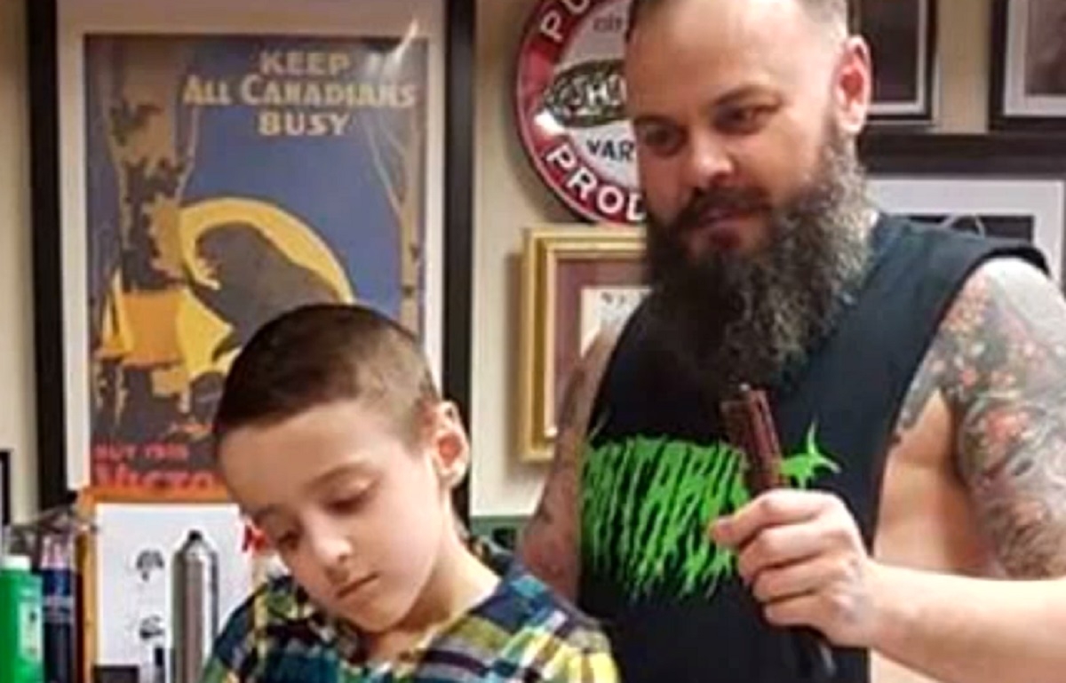 L'enfant autiste refuse la coupe de cheveux mais le coiffeur russi de la plus belle des faons