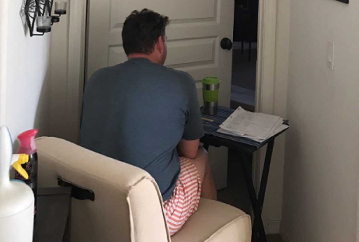Une photo montrant un pre assis devant la porte de chambre de sa femme touche le monde entier
