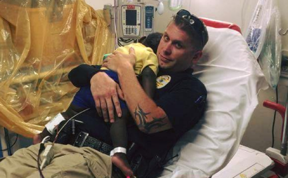 Cette photo d'un policier tenant un bambin de 16 mois sera la plus belle chose que vous verrez aujourd'hui