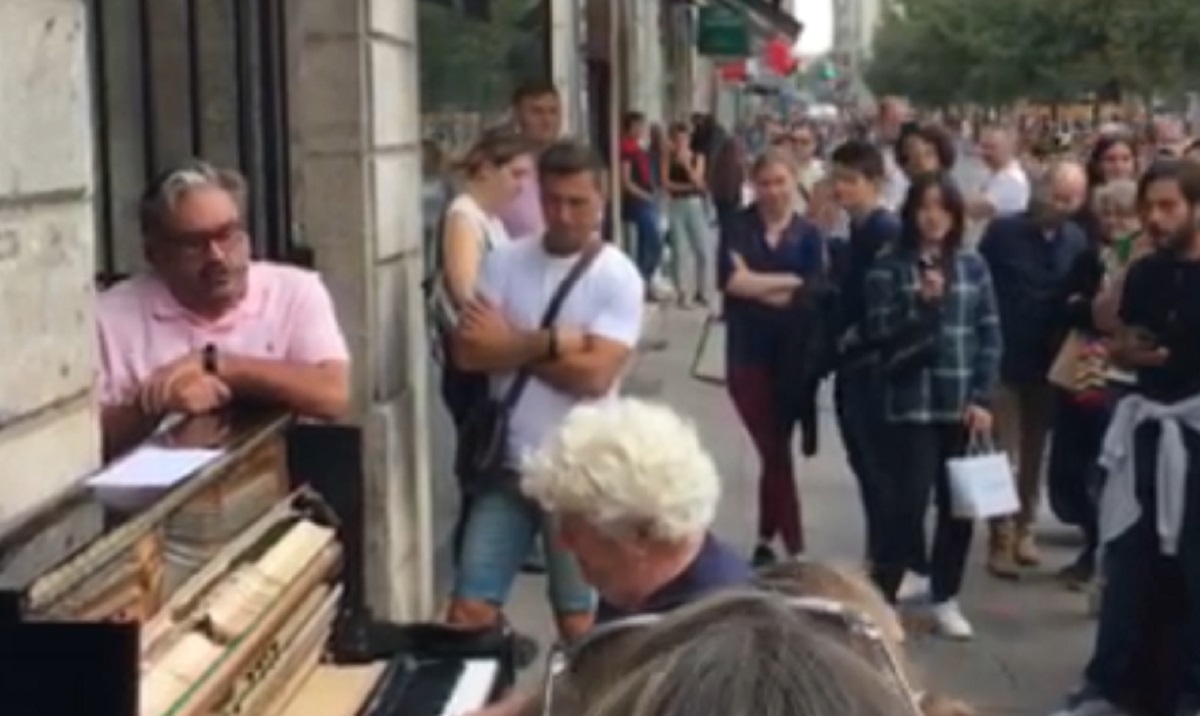Marc Hervieux fait tout un moi dans les rues de Lyon avec un concert improvis