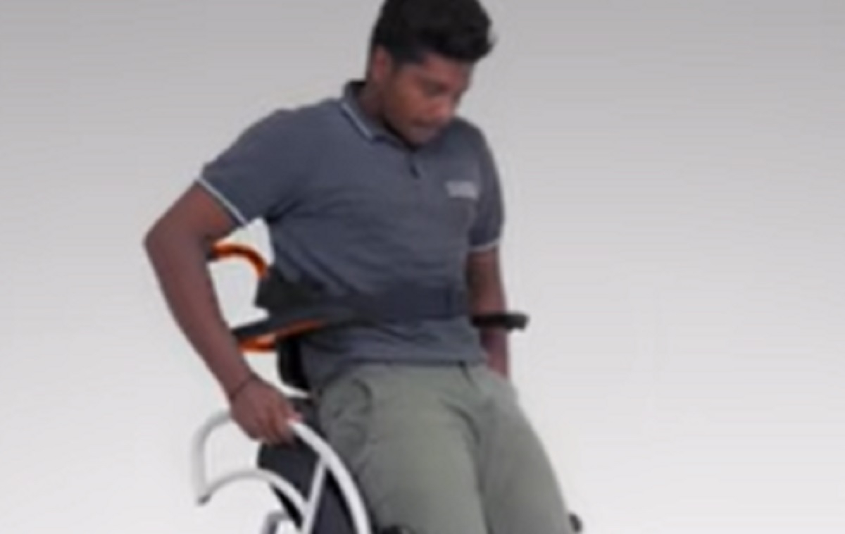 Un fauteuil roulant  moins de 300$ permet de se tenir debout