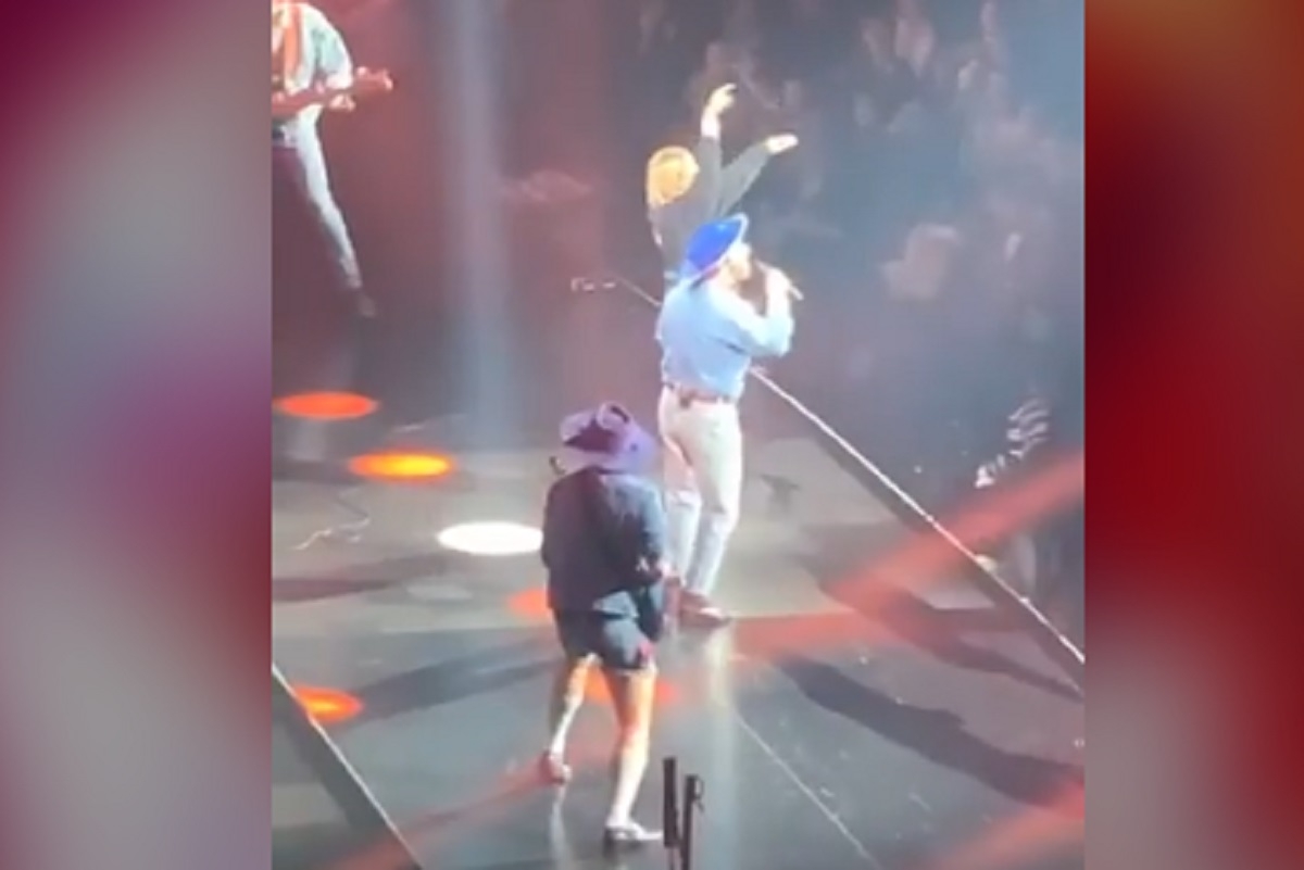 Cline Dion lche son fou et enfile son coton ouat pour chanter avec Bleu Jeans Bleu