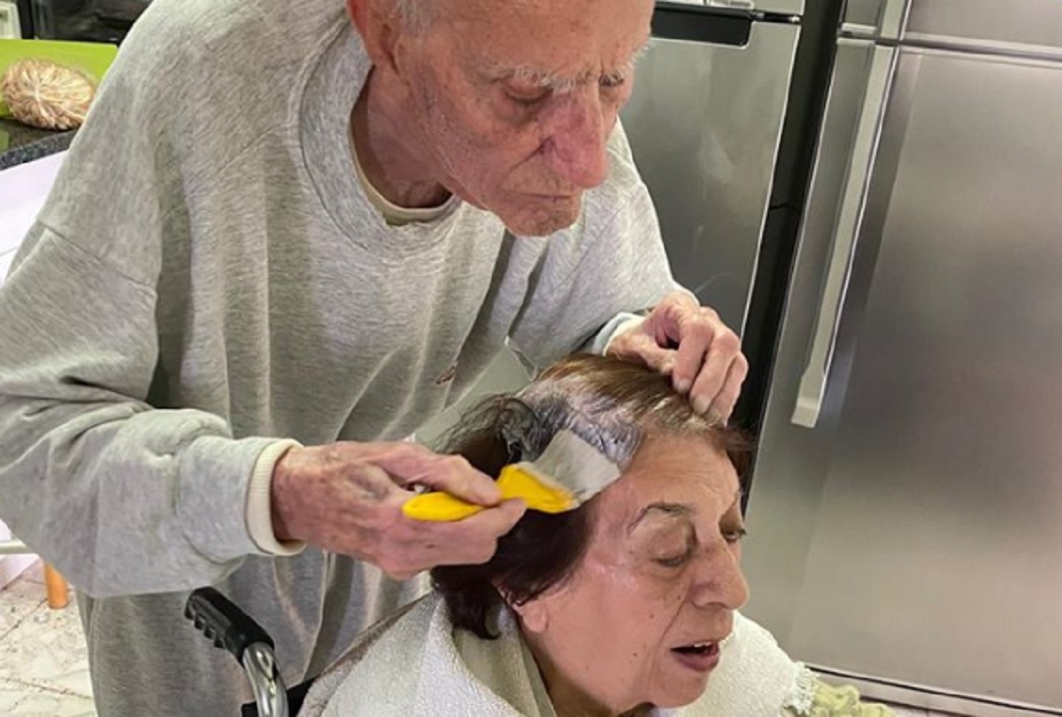 L'image d'un homme de 92 ans qui teint sa femme pendant la quarantaine enflamme le Web