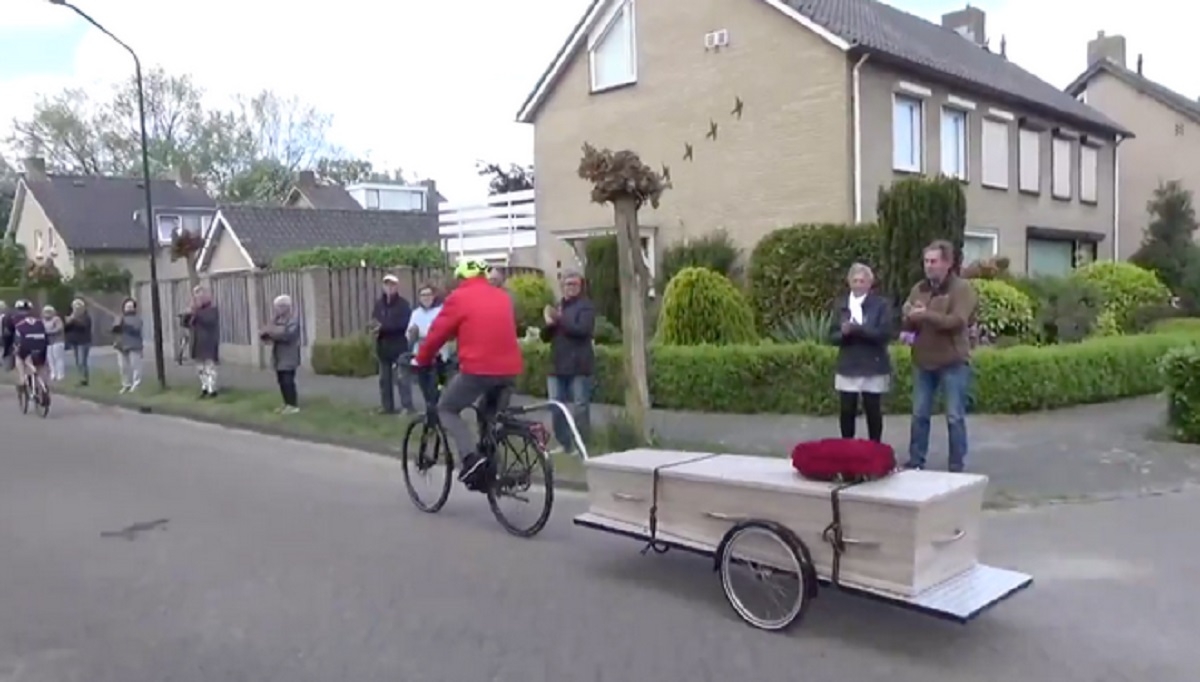 Un mari en deuil promène le cercueil de sa femme à vélo pour lui offrir une dernière balade