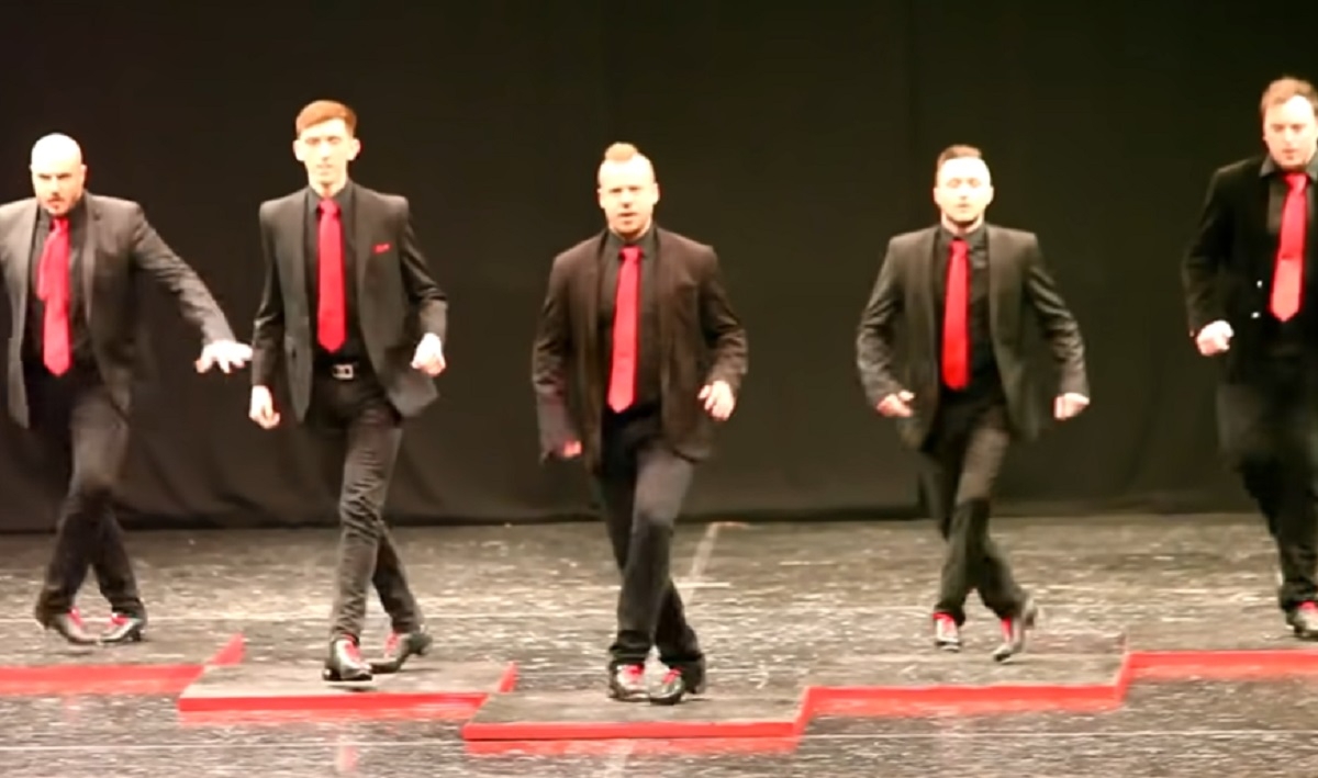 Une troupe de garçons livrent une performance de danse irlandaise à couper le souffle