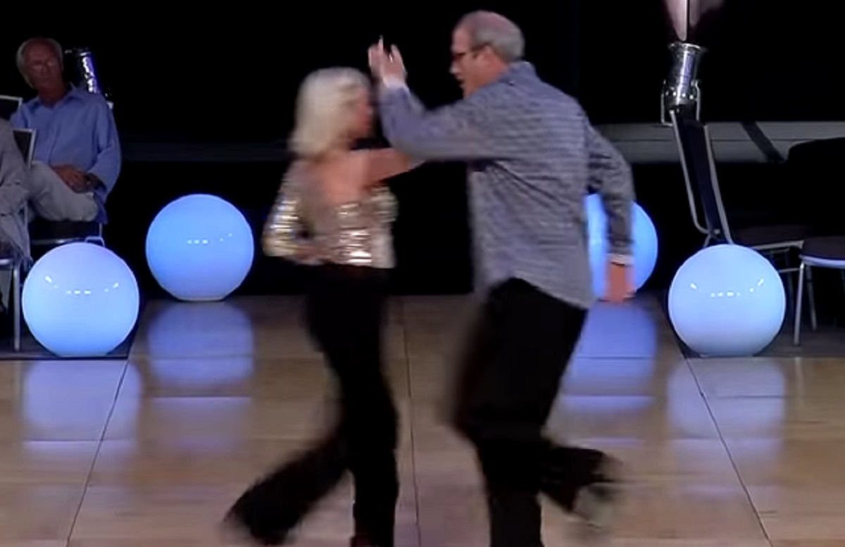 Un vieil homme surprend le public avec sa manière extraordinaire de danser