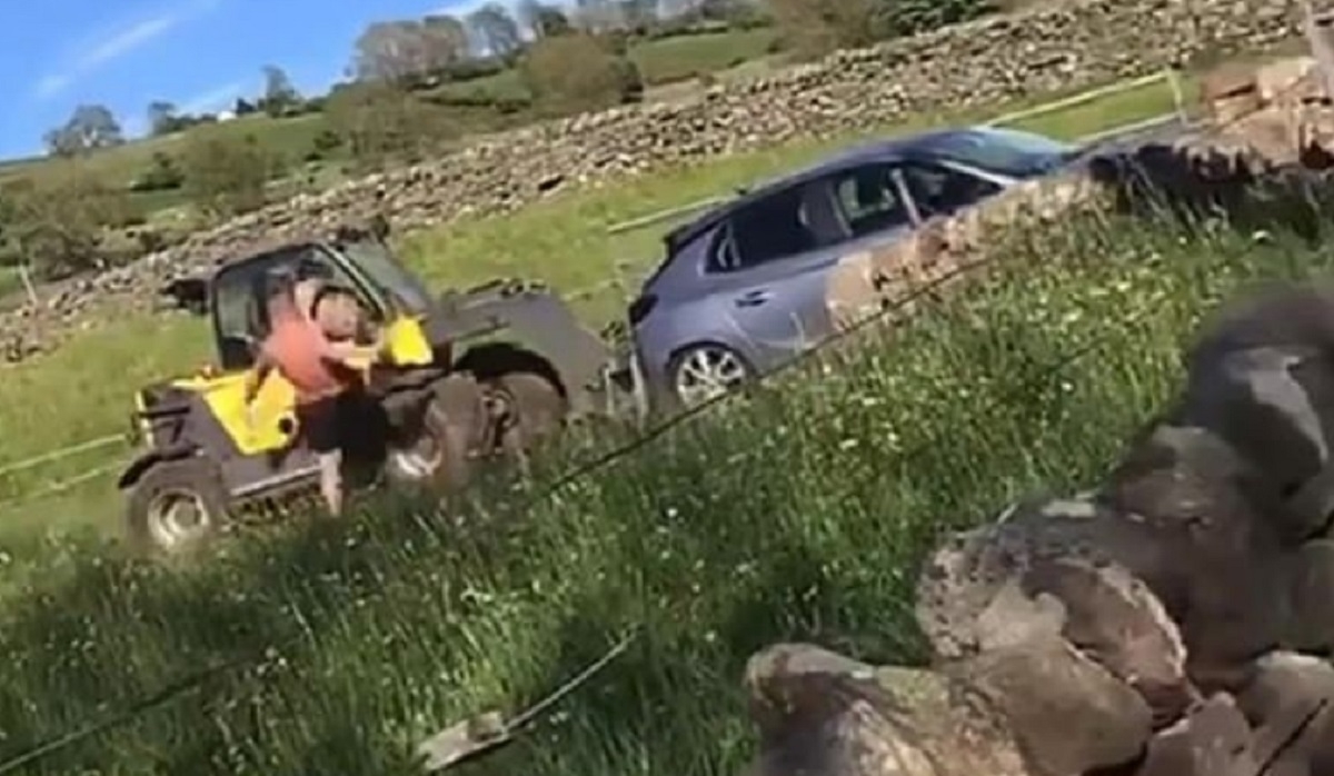 Un agriculteur en colère tasse une voiture qui bloque l'accès à son champ avec une pelle mécanique